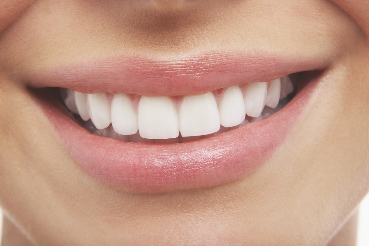 L'astuce à 5 dollars pour obtenir des dents plus blanches à la maison