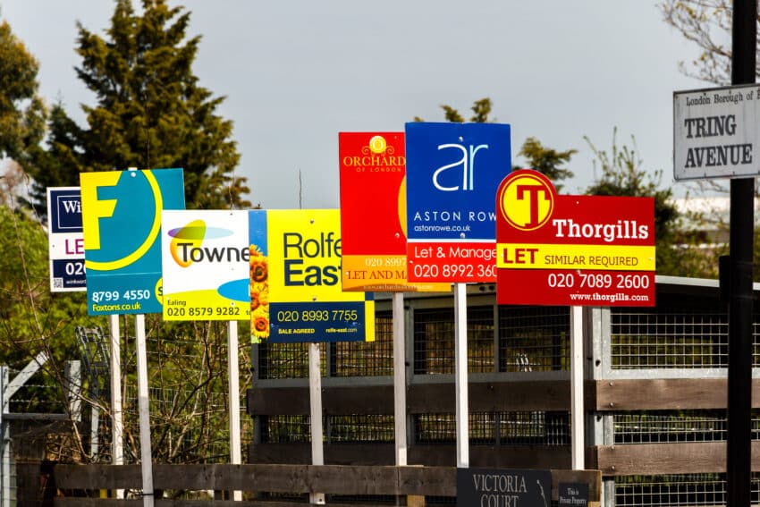 Les prix des maisons au Royaume-Uni dépassent les 350 000 £, la demande dépassant l'offre.