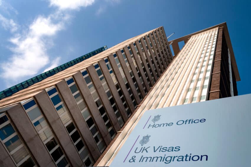 Le ministère de l'Intérieur accepte enfin de délivrer des licences de visa à grande échelle, trois mois après un démarrage très lent.