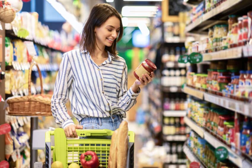 La flambée de l'inflation oblige les Britanniques à se serrer la ceinture sur les produits d'épicerie, tandis que les ventes de bricolage et de carburant reprennent.