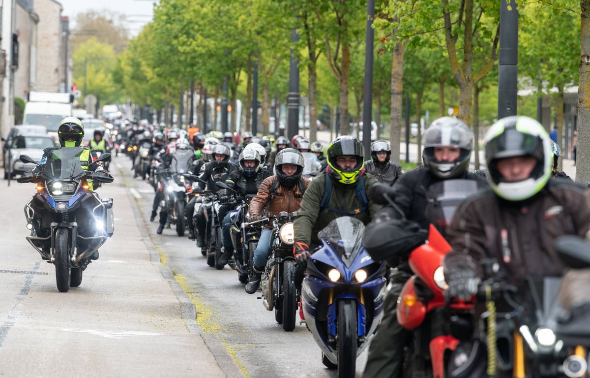 Les motards mécontents protestent contre le contrôle technique, les ZFE et le stationnement payant.