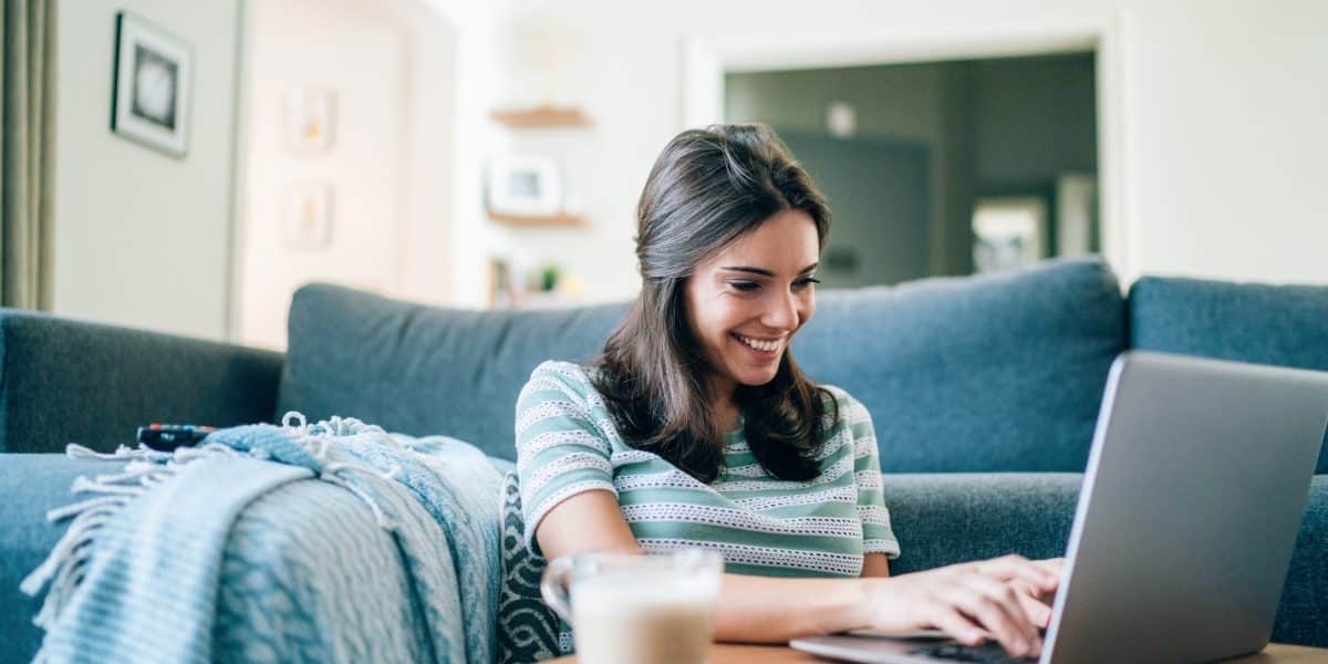 Les travailleurs à distance gagnent près de 8 600 dollars de plus que leurs homologues en entreprise.