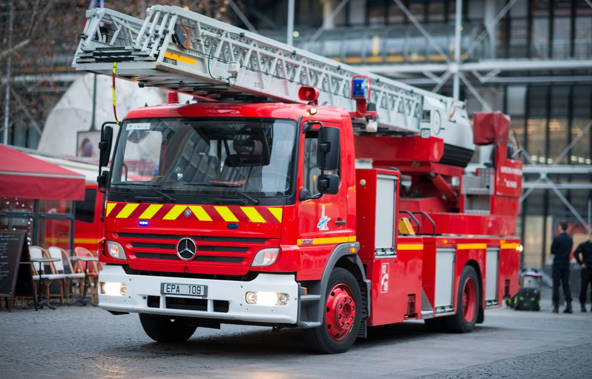 Un feu ravageur dans un centre commercial provoque d'énormes destructions sans faire de victimes