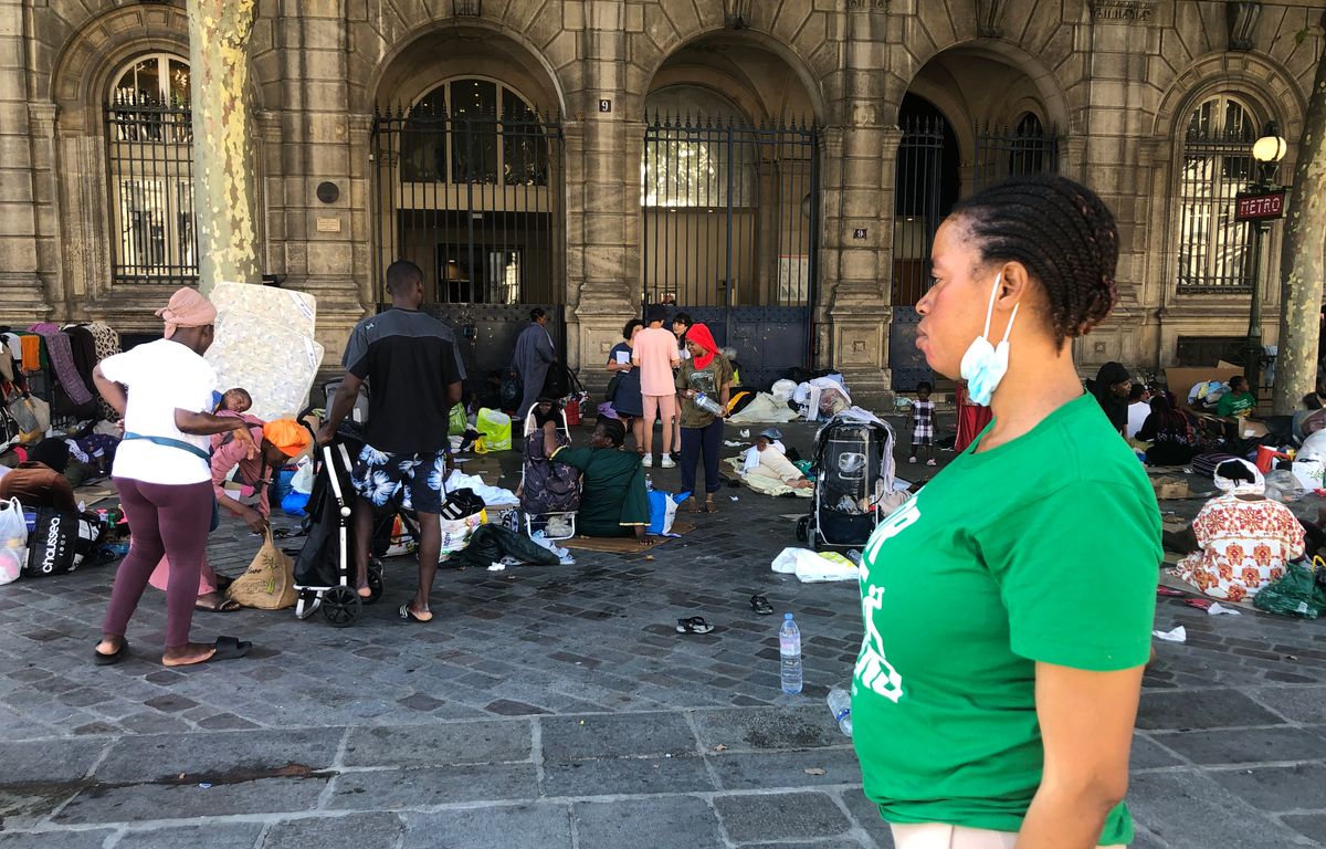 La préfecture prend en charge plus de 200 personnes, dont des femmes enceintes et des bébés, qui campaient devant l'Hôtel de ville.