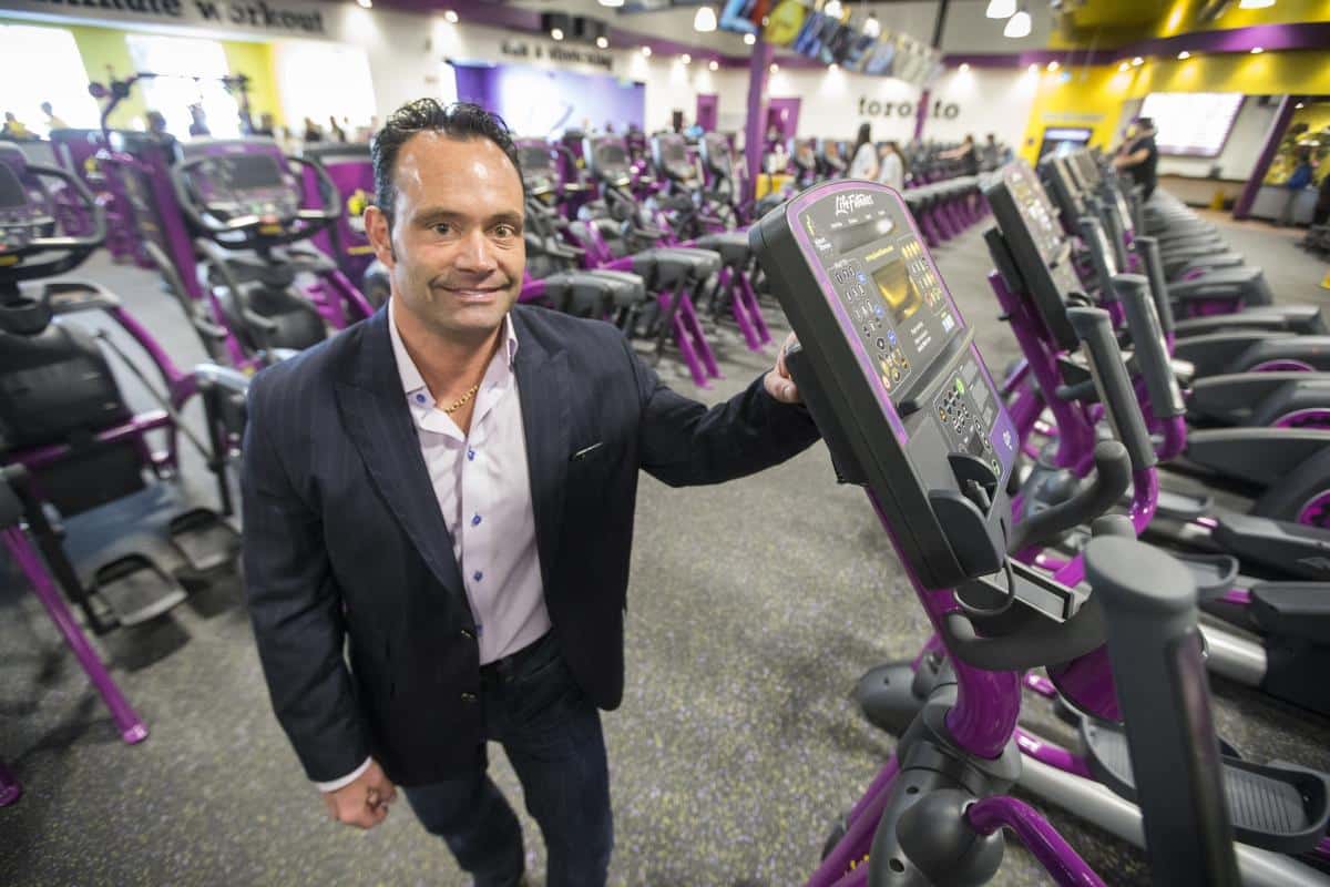 L'action de Planet Fitness plonge lorsque le PDG démissionne brusquement, surprenant Wall Street
