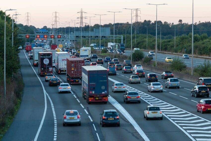 Le report de l'interdiction de l'essence pourrait empêcher les gens d'acheter des voitures électriques