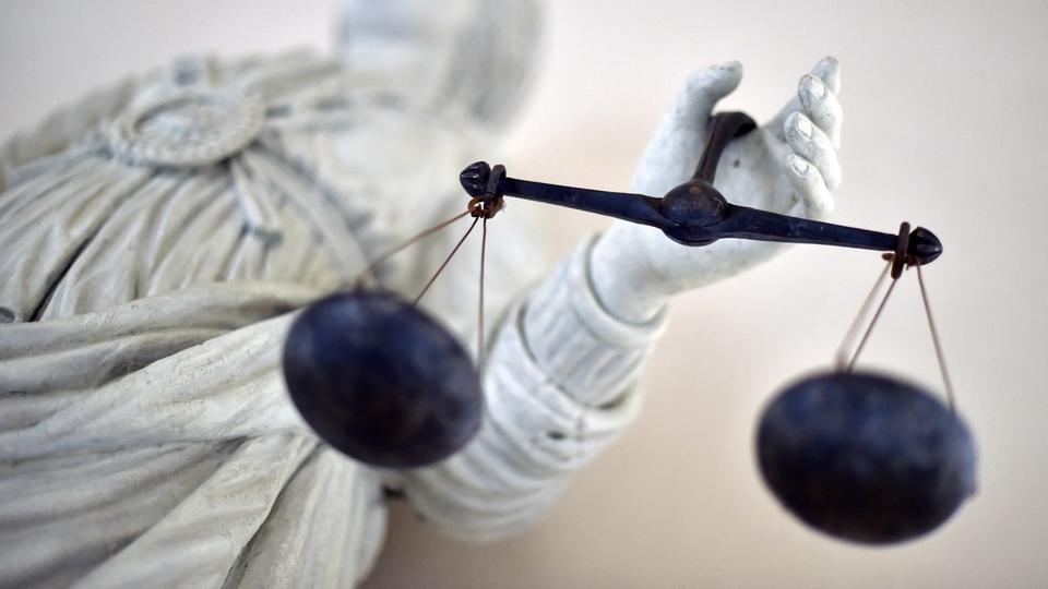 "Les marques de mode Minelli, Naf Naf, Camaïeu, Gap, San Marina : Comprendre la différence entre le redressement et la liquidation judiciaire"nnLa différence principale entre le redressement et la liquidation judiciaire concerne le futur de l'entreprise. Le redressement judiciaire est une procédure qui permet à une entreprise en difficulté financière de réorganiser son activité pour pouvoir continuer à fonctionner et rembourser ses dettes. En revanche, la liquidation judiciaire intervient lorsque les problèmes financiers sont tels que l'entreprise ne peut plus continuer ses activités. Dans ce cas, l'entreprise est vendue et ses actifs sont utilisés pour rembourser autant que possible ses créanciers.