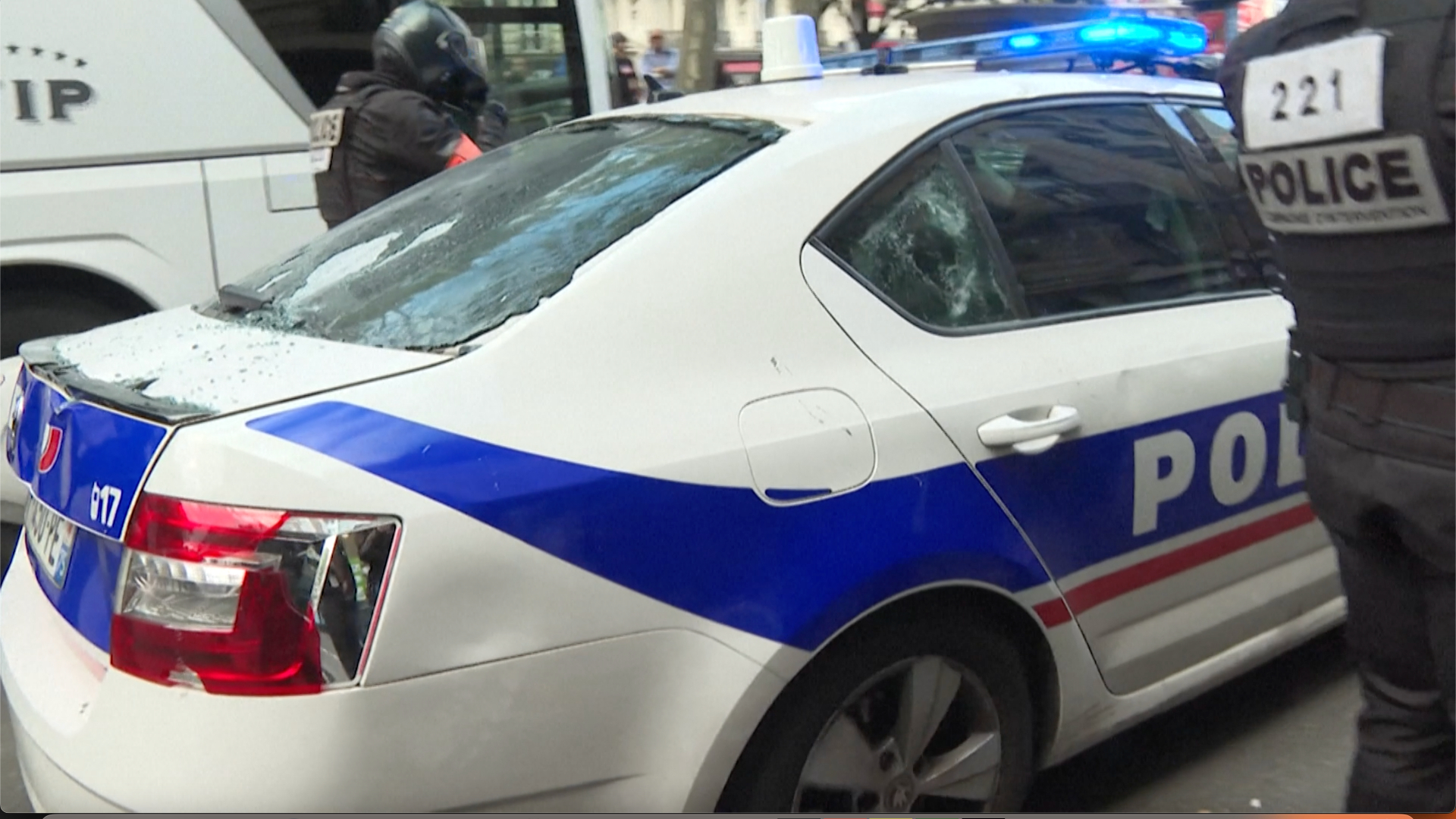 Quelles sont les conséquences juridiques pour les suspects d'une attaque de voiture de police ?