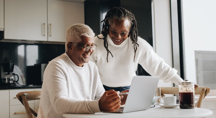 Ma femme et moi avons 1 million de dollars dans un 401(k) et possédons entièrement une maison de 500k dollars. Puis-je prendre ma retraite dans 5 ans à 60 ans?