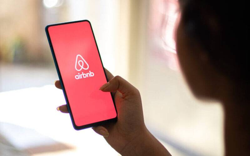 Airbnb se 'réinvente' avec un rachat d'actions de 4,8 milliards de livres sterling pour aller 'bien au-delà du voyage'